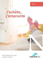 Une personne se détend dans son fauteuil.