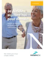 Un couple heureux de 65 ans se tiennent la main après avoir pris leurs dispositions pour rédiger un mandat extrajudiciaire protégeant leur avenir.