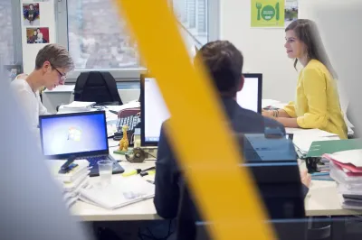 Plusieurs collaborateurs travaillent ensemble.