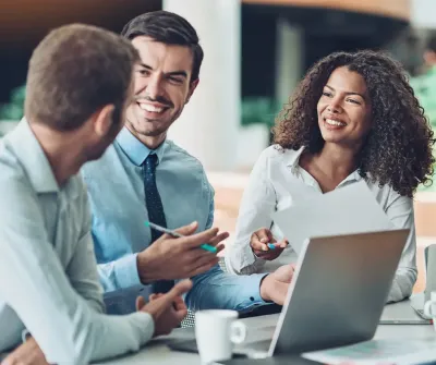 Des entrepreneurs discutent des statuts de leur société.