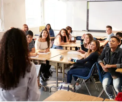 Une notaire donne une conférence à des élèves de secondaires.