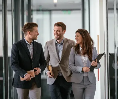 Un groupe d'entrepreneurs heureux et souriants en réunion