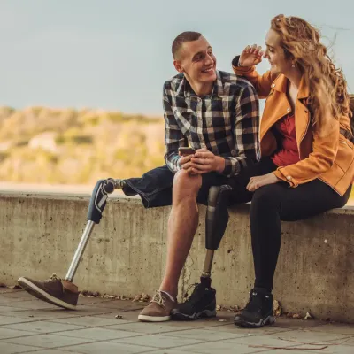 twee volwassen mensen met protheses