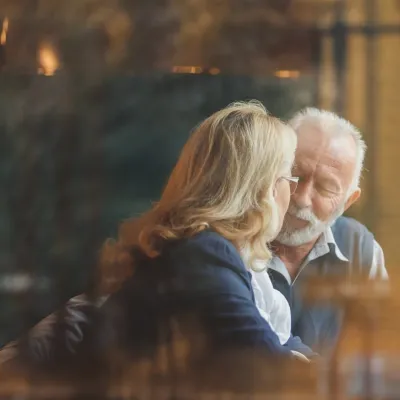 ouder koppel aan het praten 