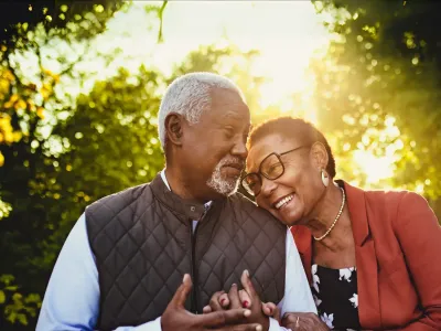 Een ouder koppel in de natuur