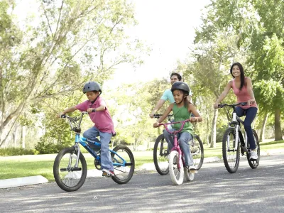 Jong gezin op de fiets in de natuur