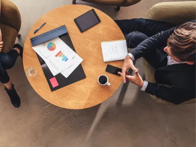 Twee collegas die iets met elkaar bespreken