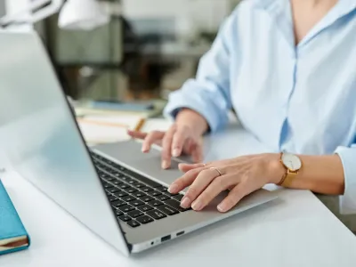 Vrouw die op laptop werkt