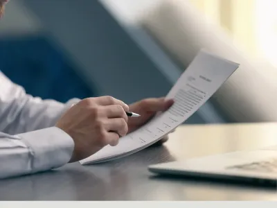 persoon die statuten naleest