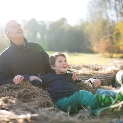 Un père et son fils joue ensemble à la campagne