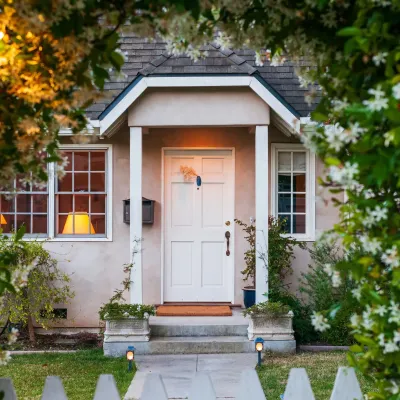 De voortuin en voordeur van een woning