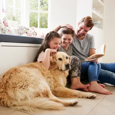 Vader met twee kinderen en hond in de gezinswoning