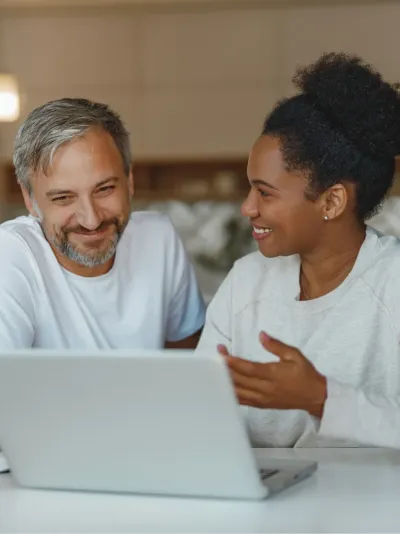 man en vrouw achter pc 