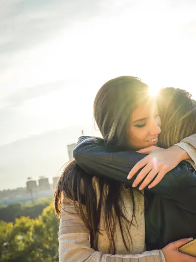 twee vrouwen die knuffelen
