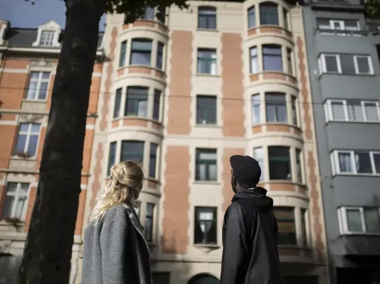 Un couple regarde un appartement à vendre