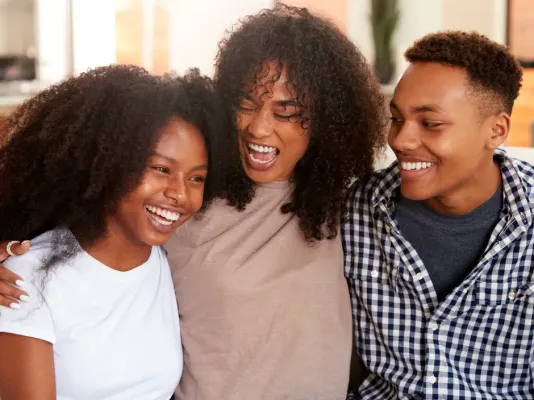 Des frères et soeurs se prennent dans les bras, heureux