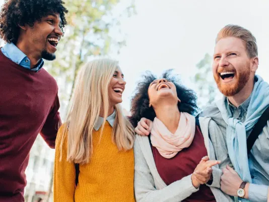 Des amis rigolent ensemble