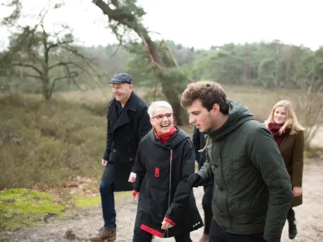 Famille se balade dans les bois