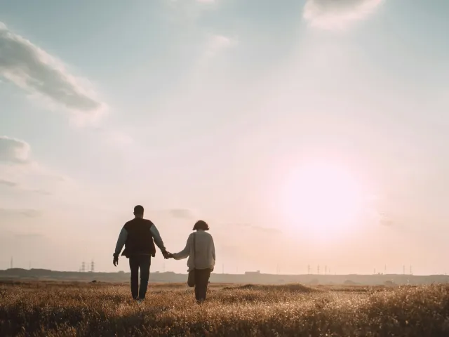 Un couple se balade dans les champs.