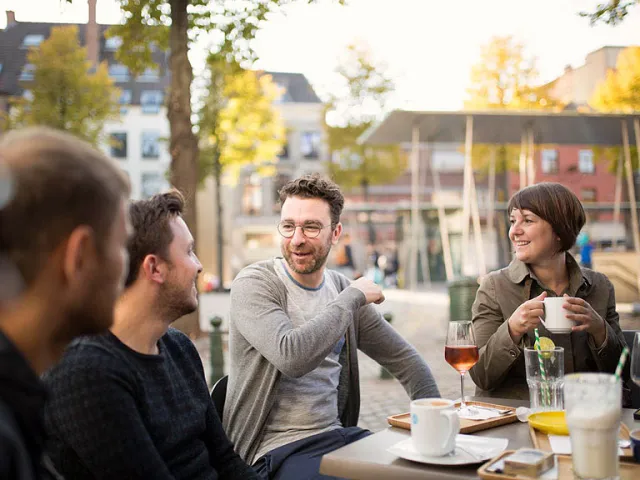 Un groupe d'amis discute des avantages de l'habitat groupé en France.
