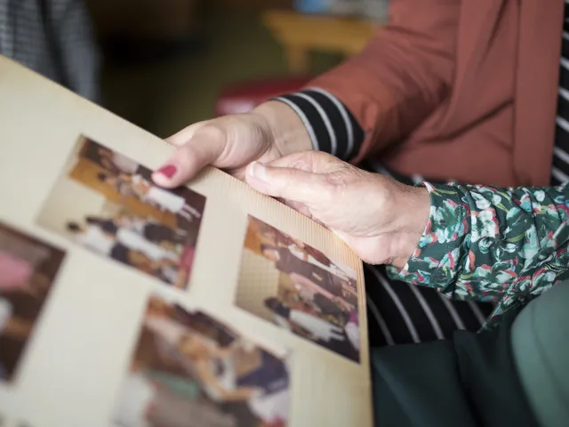 Une dame réfléchit à la question de l'euthanasie en France.
