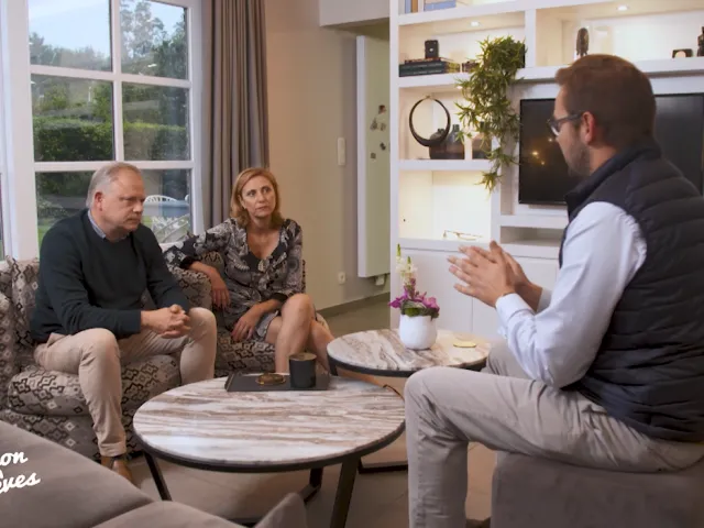 le notaire conseille un couple sur leur projet immobilier