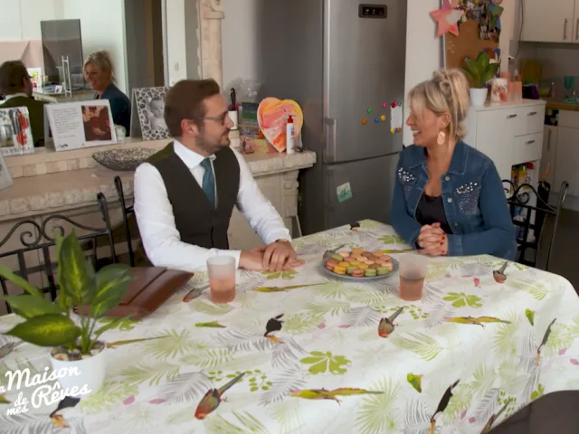 Le notaire discute avec une cliente chez elle