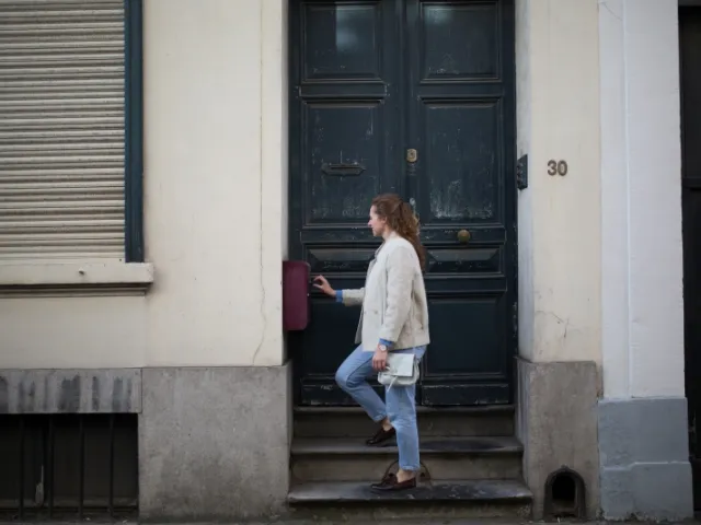 Une femme à la porte de chez elle