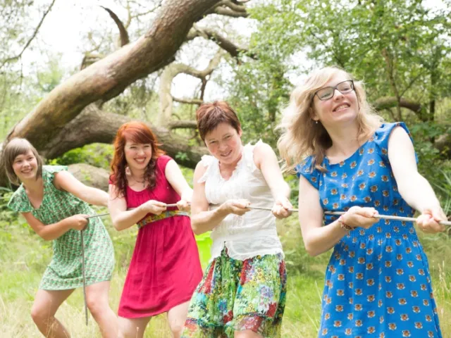 4 soeurs jouant dans le jardin en France. 