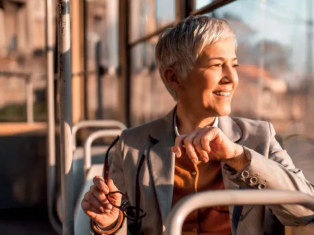 Une femme souriante dans un bus en France pensant à sa séparation de fait avec son mari.