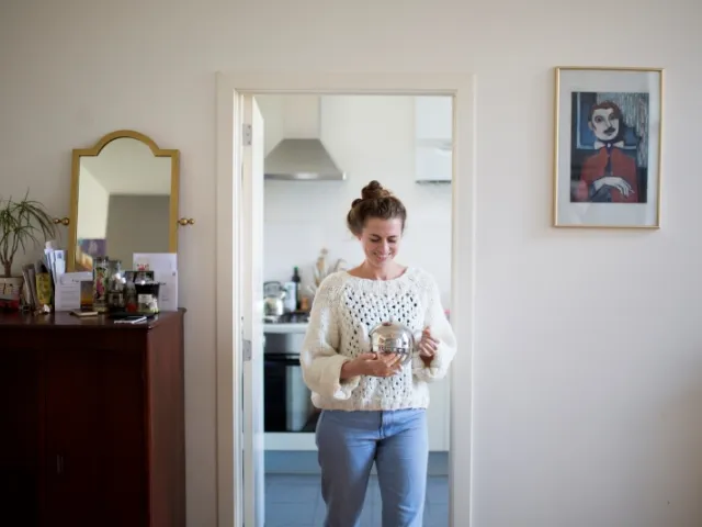 Une jeune locataire dans le bien qu'elle loue en France