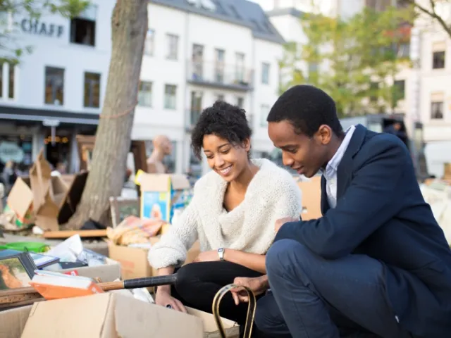 Jeune couple en balade en France qui se demande quel est le meilleur statut pour leur couple : mariage ou cohabitation ?