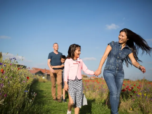 Une famille de deux enfants en balade dans les champs en France