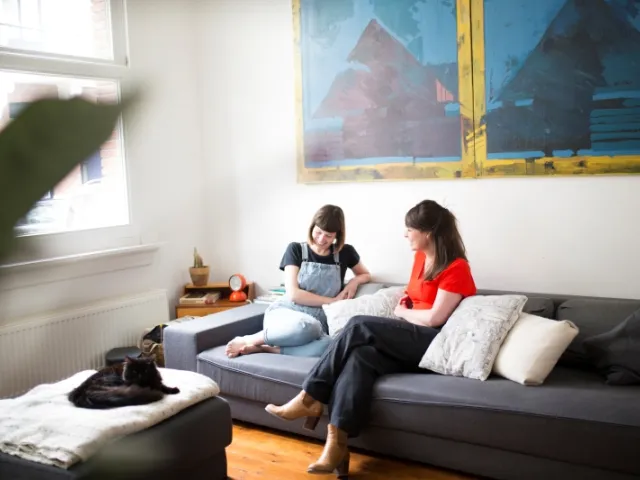 Deux amies colocataires en Wallonie