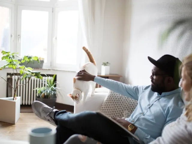 un couple profite de leur appartement en France