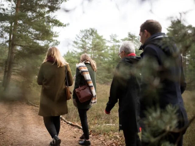 une famille en France discute au sujet des droits de successions et du dépôt de la déclaration de succession de leur père décédé.