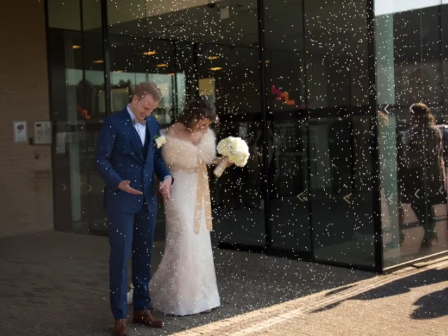 Un couple se marie en France.