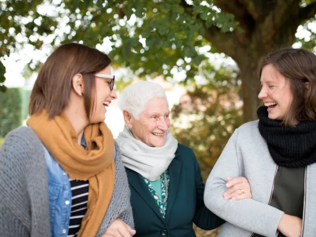 une grand-mère et ses petites-filles discutent du mandat extrajudiciaire et du testament.