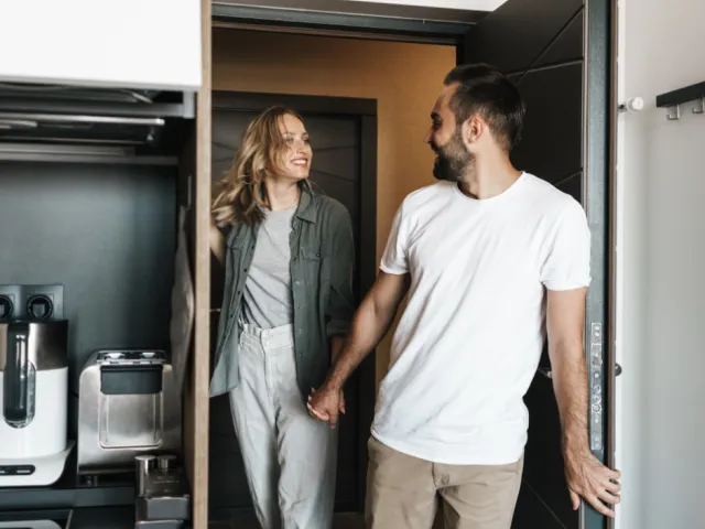 un couple rentre dans un appartement de location pour leurs vacances en France.