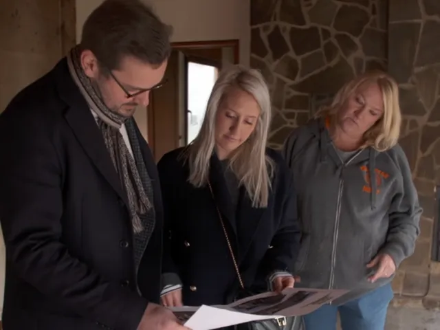 Le notaire discute du projet de reconstruction et de rénovation de la maison de Delphine.