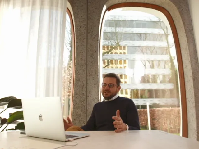 Un notaire donne des conseils par vidéoconférence à une belge qui souhaite acheter un appartement en Espagne.