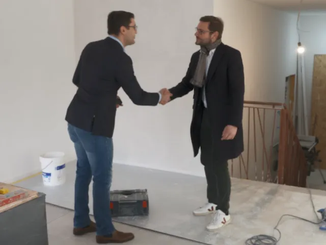 Un notaire salue un acheteur d'un bien immobilier à France.