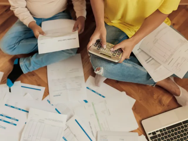 Deux jeunes croulent sous les dettes laissées par le parent défunt.