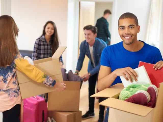 Un groupe d'étudiants emménage dans leur kot en Wallonie.