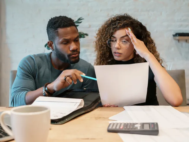 Des frères et sœurs tentent de remplir seuls la déclaration de succession suite au décès de leur papa.