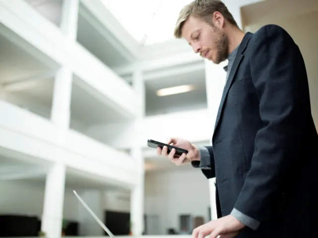 Un homme signe un acte de société numériquement à distance.