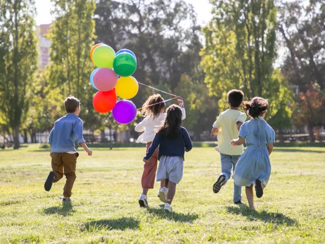 Enfants qui jouent ensemble dans un parc.