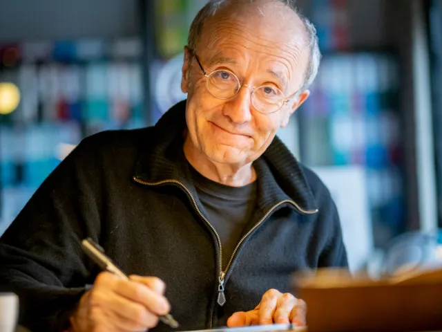 Philippe Geluck dans son atelier.