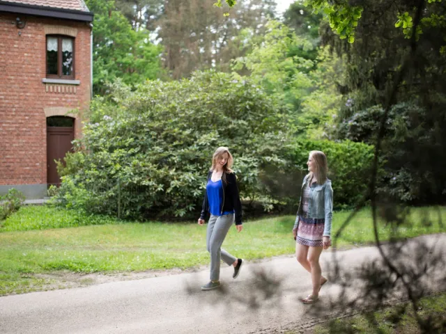 Deux jeunes filles cherchent à acheter une maison en France.