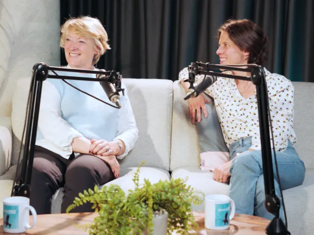 Discussion entre la notaire Géraldine Rolin et de la directrice de la Fondation Portray au sujet de la protection de l'avenir d'un enfant fragilisé, en situation de handicap.